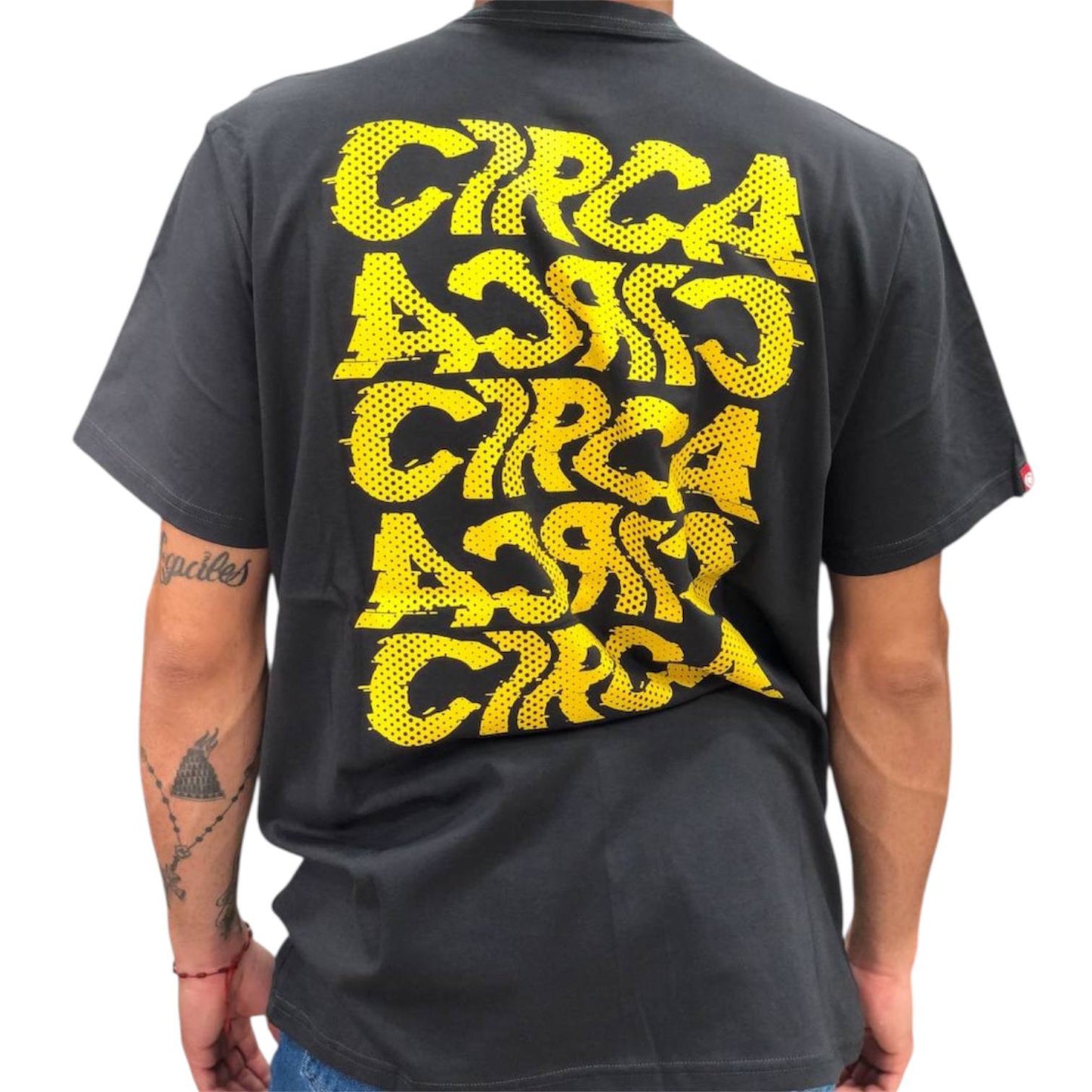 Franela C1rca Modelo Gris Logo Amarillo