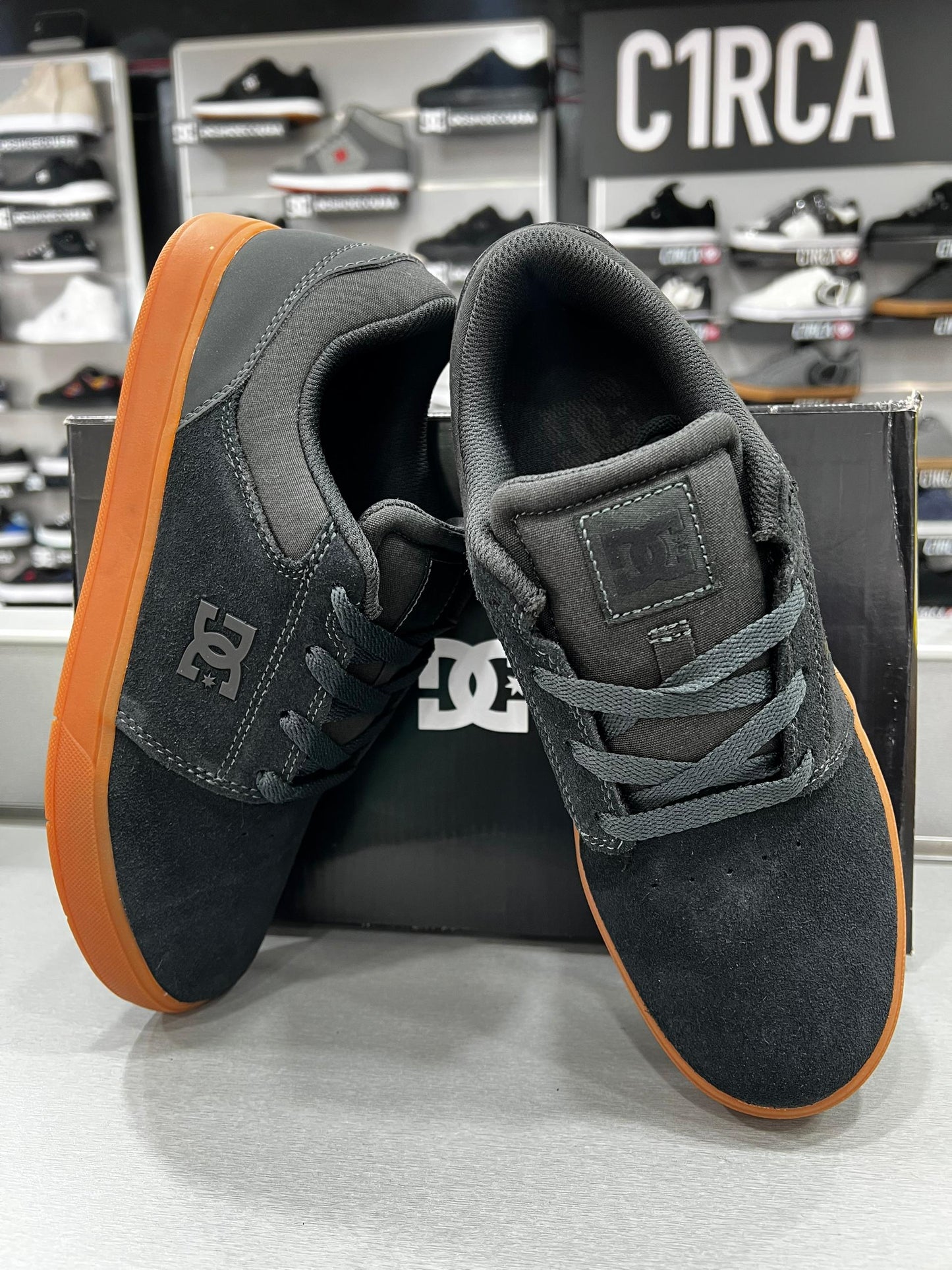 Zapatos DC Shoes Modelo Crisis 2 GRY GUM