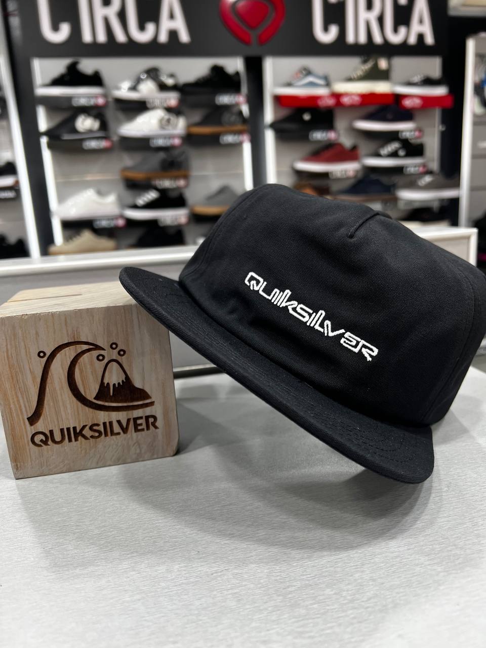 Gorra Plana Quiksilver Modelo Dina Omni KVJO Ajustable