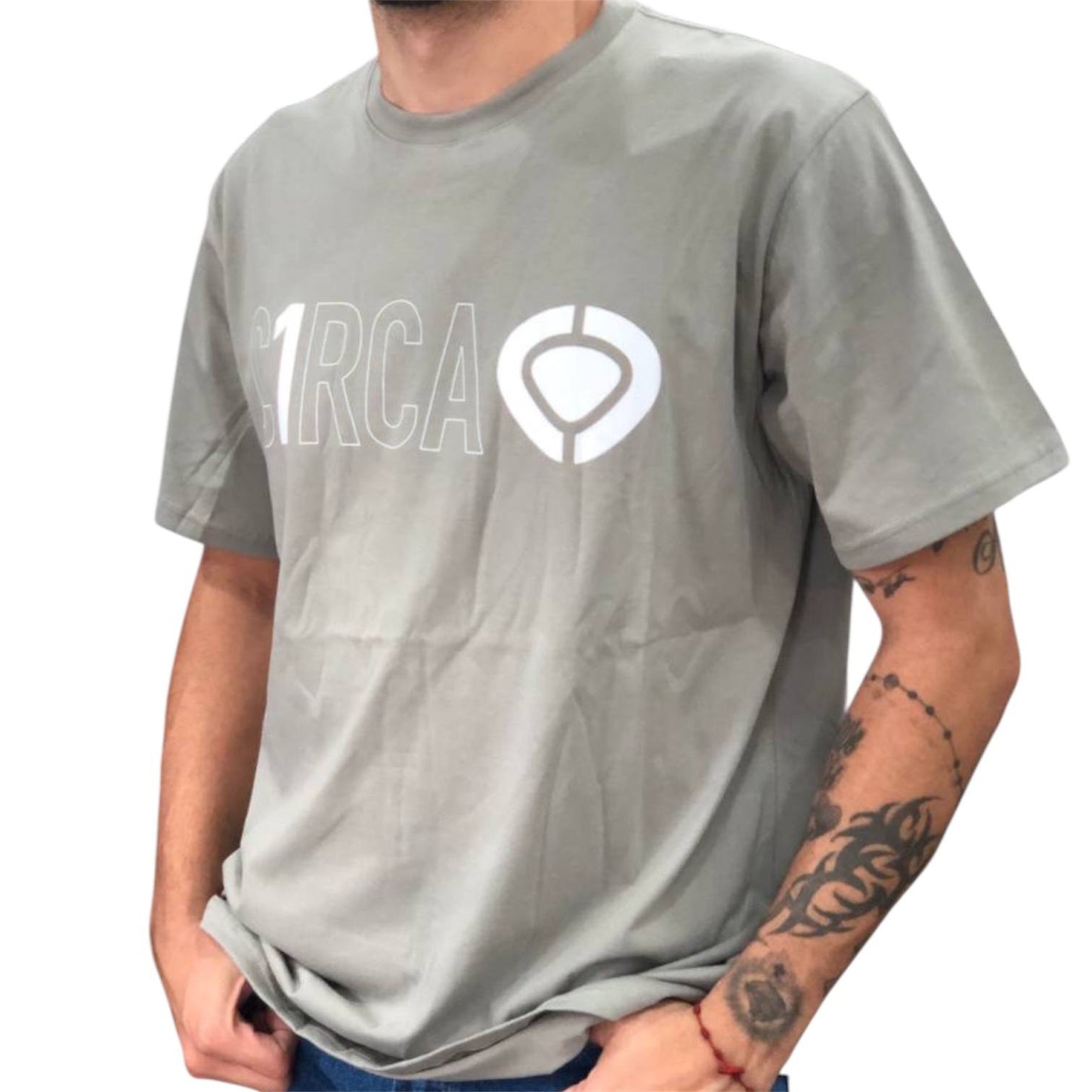 Franela C1rca Modelo Gris Logo C1rca Blanco