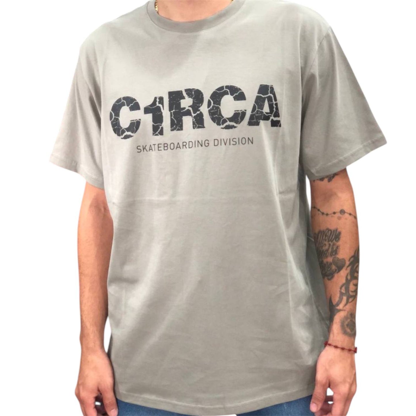 Franela C1rca Modelo Gris Logo Negro