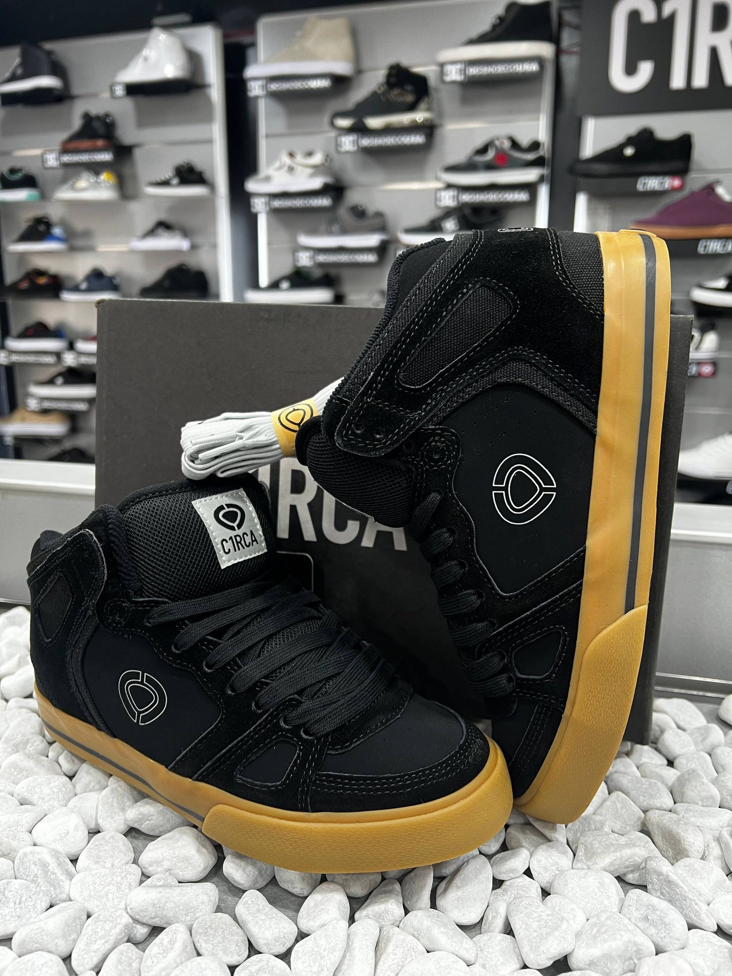 ZAPATOS MARCA C1RCA MODELO 99 VULC HI. COLOR BLK-GUM
