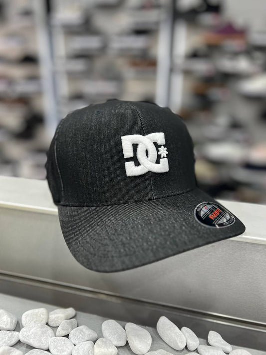 Gorra DC Shoes Modelo Capstar Color Negro S/M Cerrada