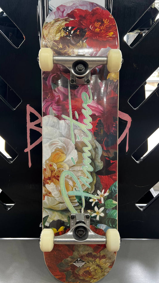 PATINETA MARCA PRIMITIVE MODELO FLORES MEDIDAS TABLA 8.125" . RUEDAS 52MM