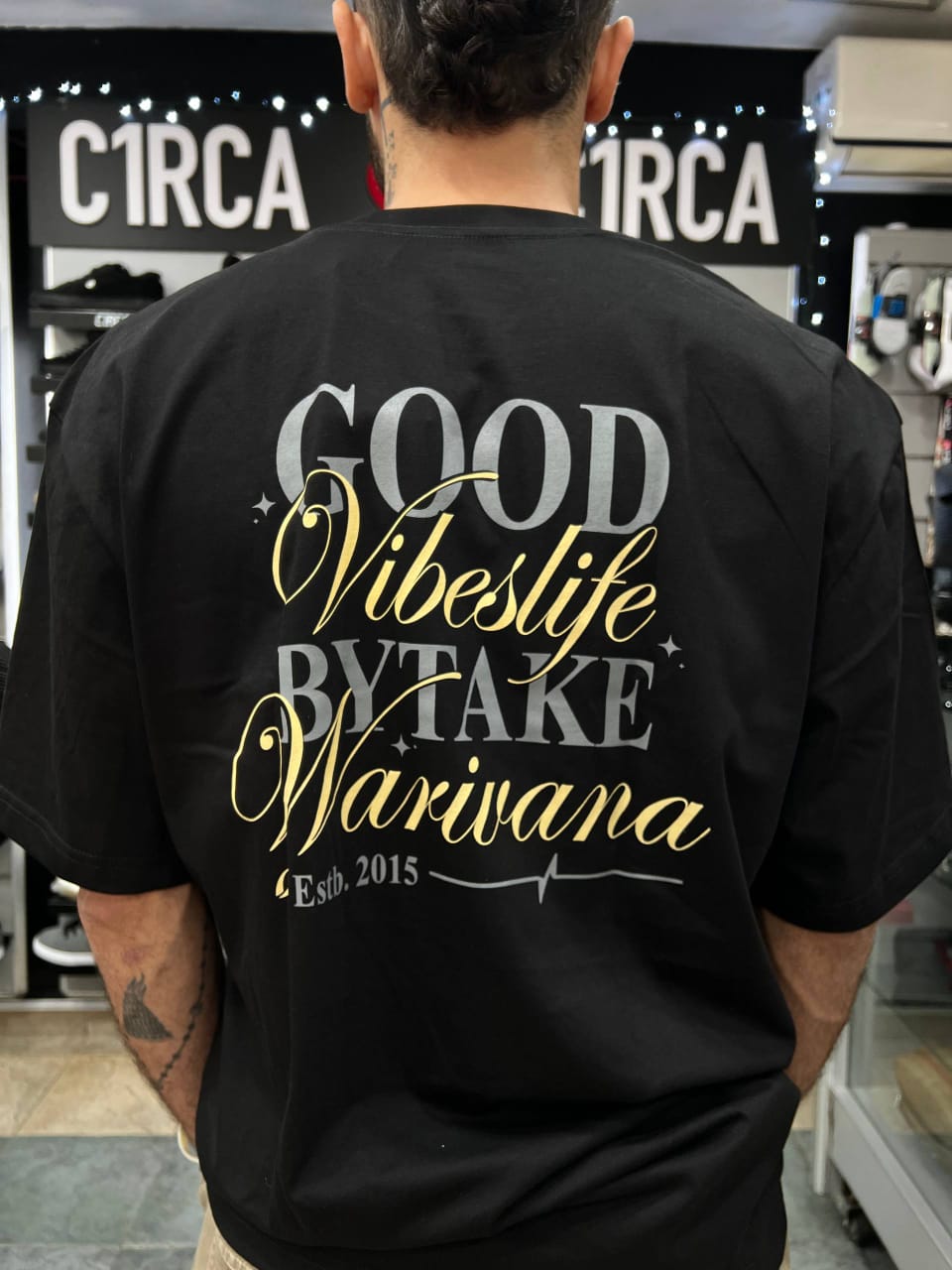 FRANELA WARIVANA MODELO OVERSIZED VIBES LIVE NEGRA